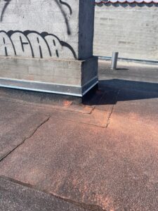 Montering af nye zinkløskanter omkring skorsten 1