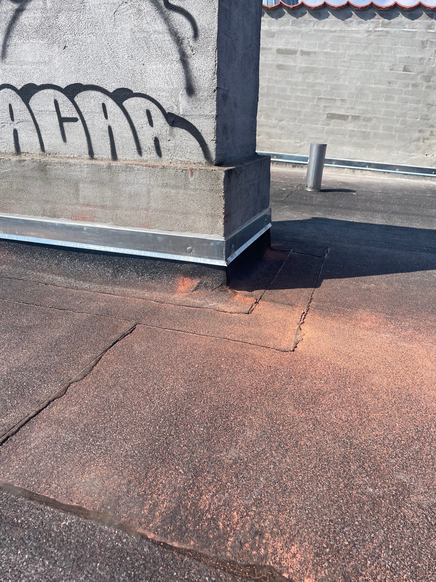 Montering af nye zinkløskanter omkring skorsten 1