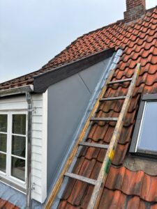 Rep ældre kvist med ny zinktagrende og nedløb