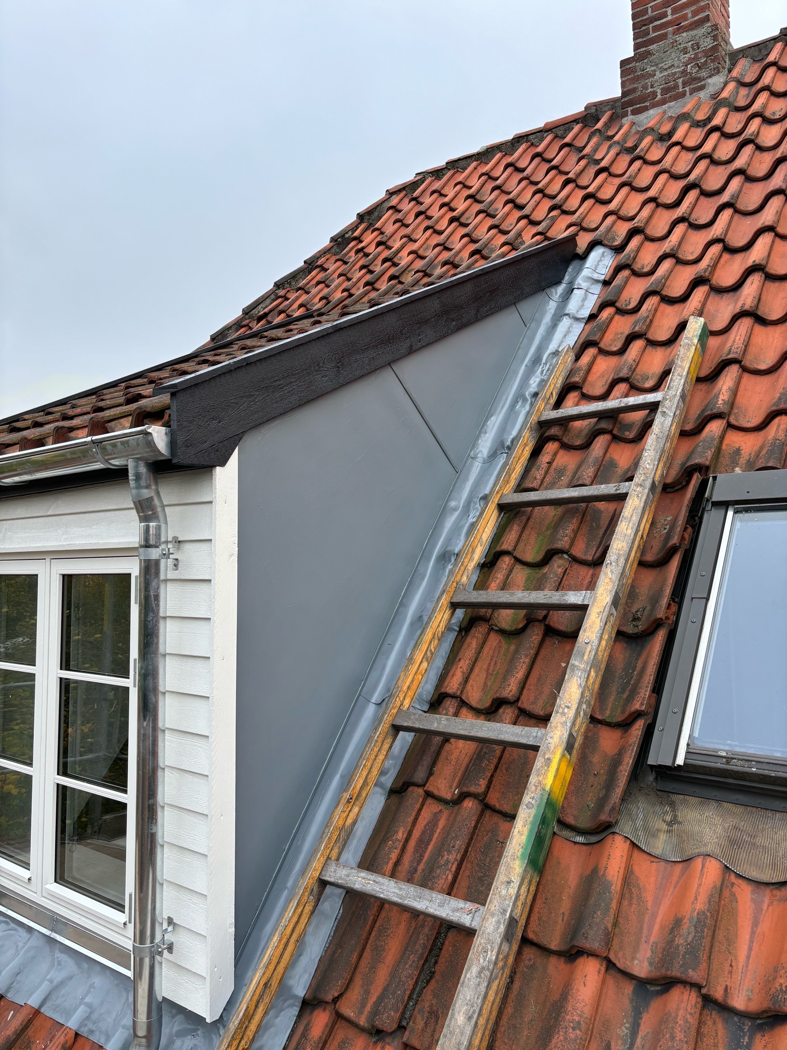 Rep ældre kvist med ny zinktagrende og nedløb