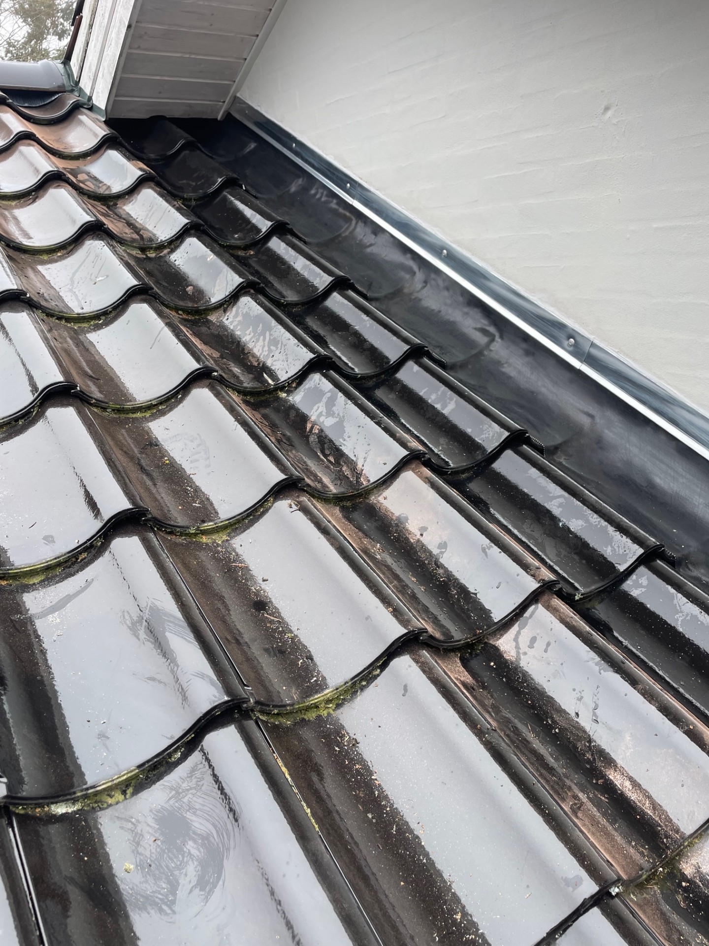 montering af ny blyinddækning langs husmur