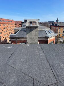 montering af ny skorstensafdækning og skorstenstag