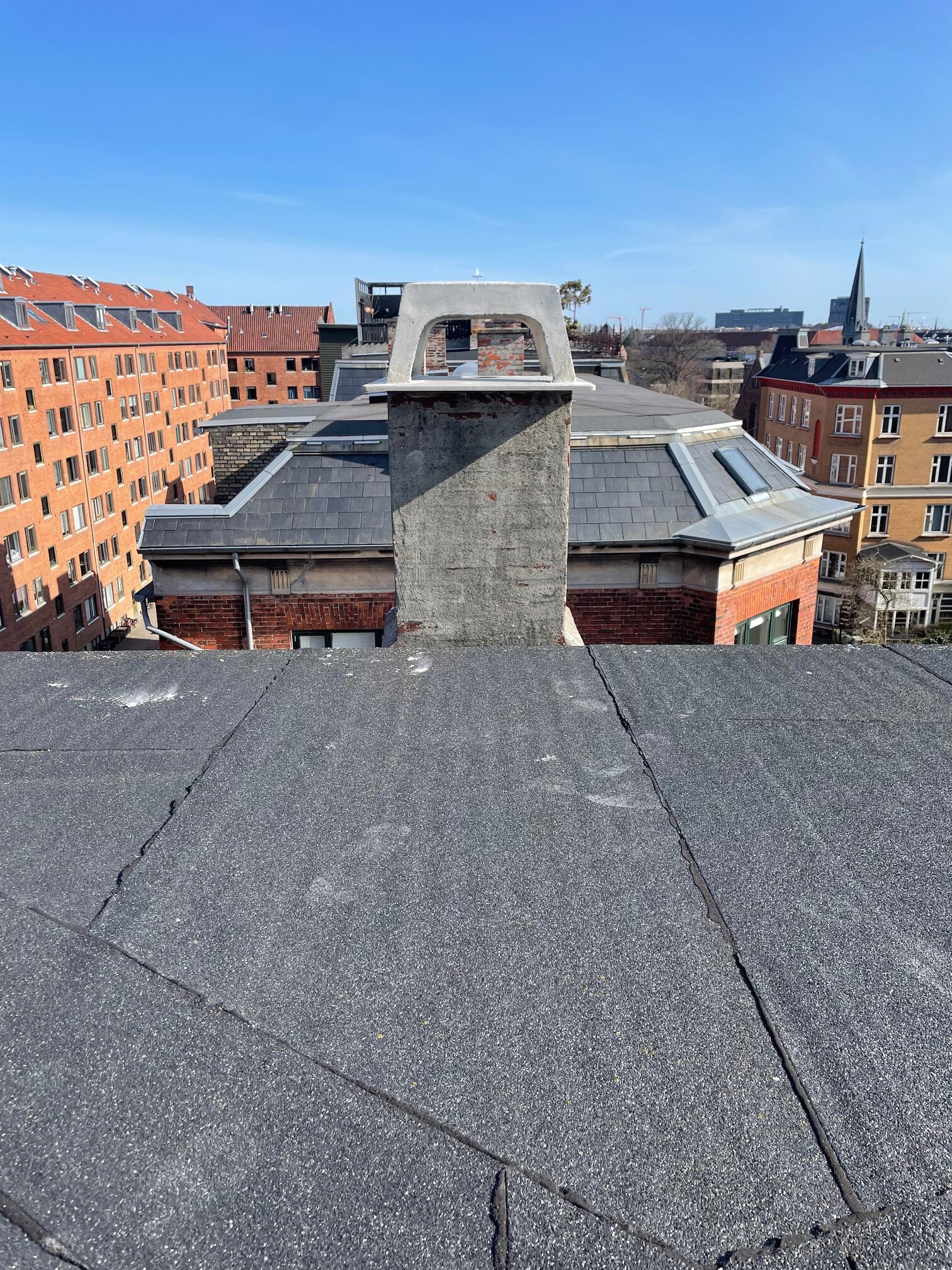 montering af ny skorstensafdækning og skorstenstag