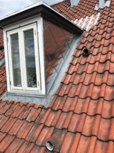 montering af ny zinkbeklædning på kvist, samt overstrygning 1