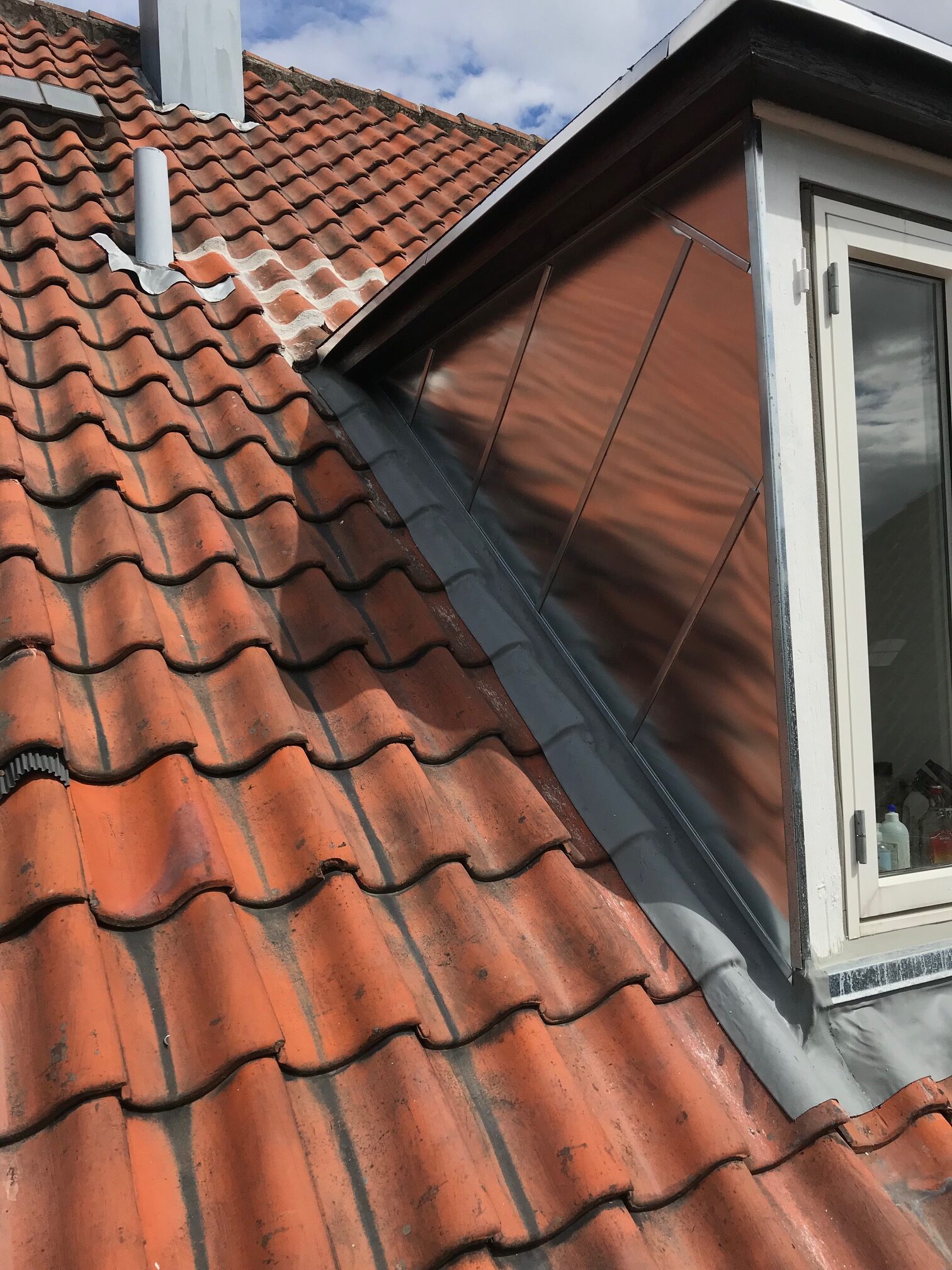 montering af ny zinkbeklædning på kvist, samt overstrygning