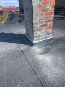 montering af nye zinkløskanter omkring skorsten