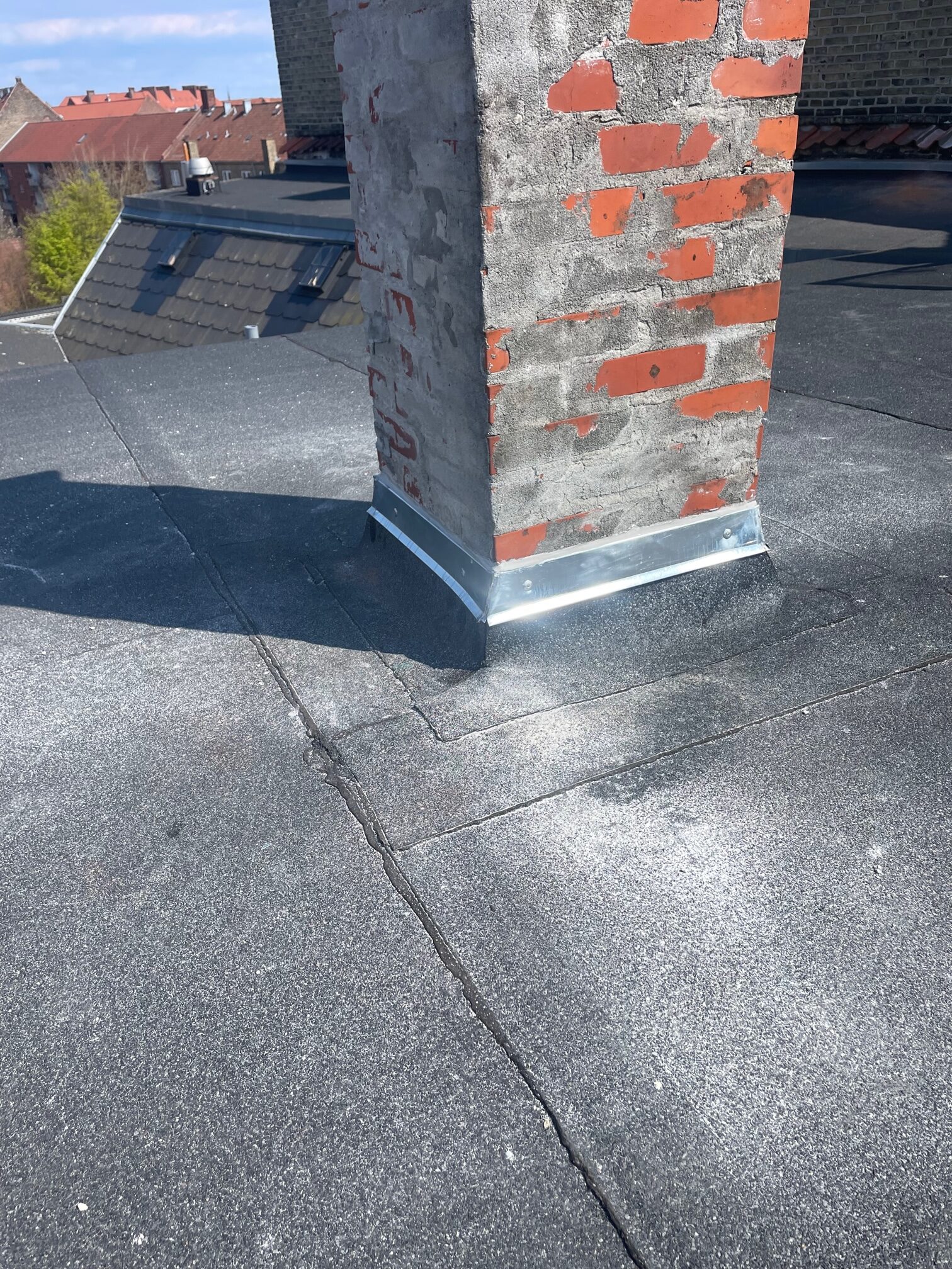 montering af nye zinkløskanter omkring skorsten