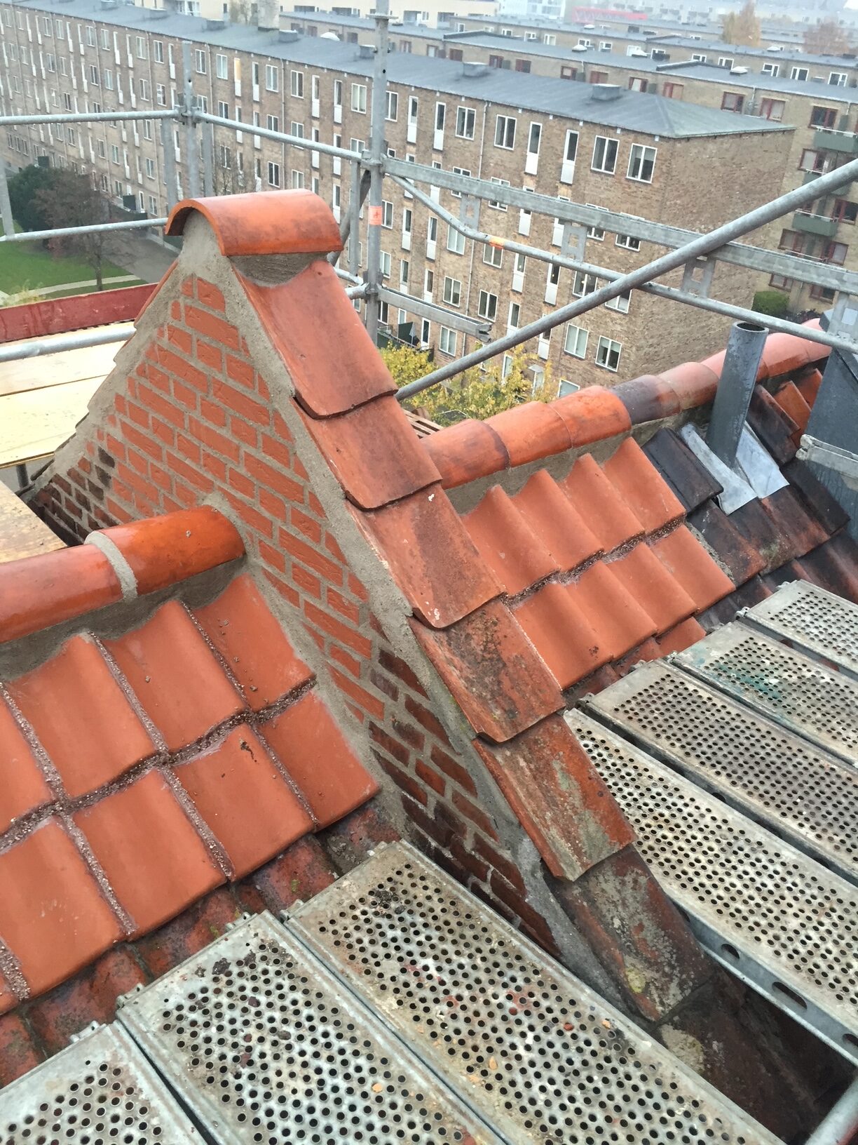 opmuring af ny brandkarm og tagrygning